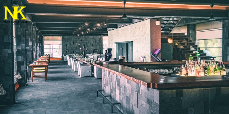 Thiết kế nội thất nhà hàng phong cách hiện đại không gian mở với bàn ghế đơn giản và ánh sáng tinh tế